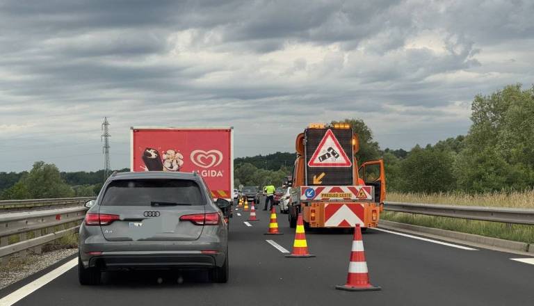 Saj ni res, pa je: Pijana voznica na štajerski avtocesti trčila v ograjo, nato vozila še vzvratno