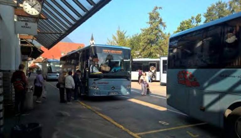 Škofjeločani bi radi na avtobus, a vozni redi jih odganjajo v avtomobile