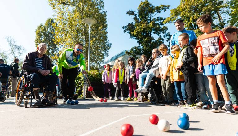FOTO: Mladi invalidi na Parafestu preizkusili pet parašportov