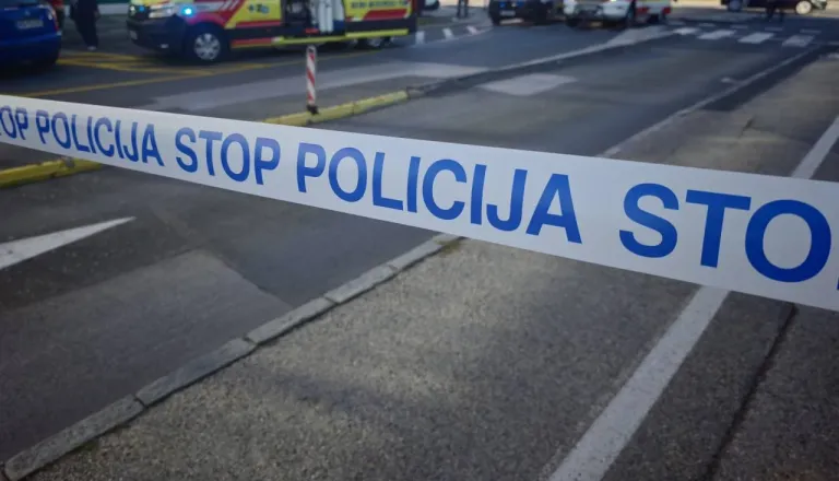 Voznica trčila v dva pešca, nepridipravi pa kradli gorivo, parfume in brisalec