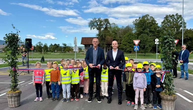 V Ribnici odprli novo povezavo med Majnikovo ulico in Krošnjarsko potjo