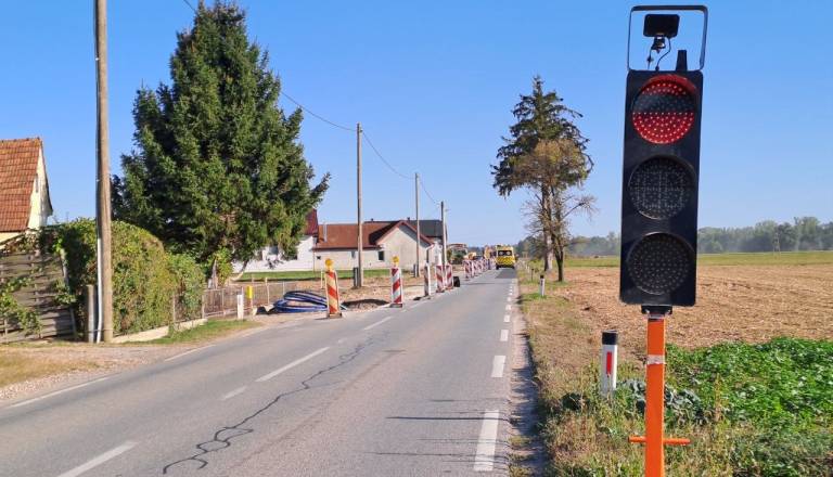 Pijan trčil v tovornjak, ki je čakal pri rdeči luči
