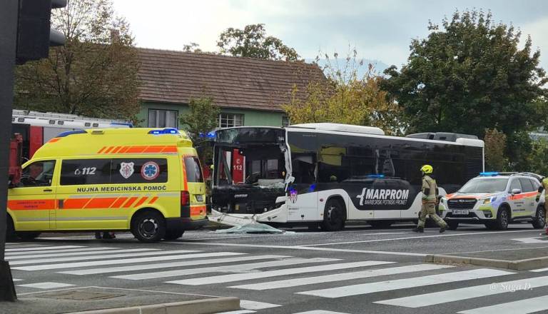 V Mariboru trčila avtobus in tovornjak, več oseb končalo v bolnišnici