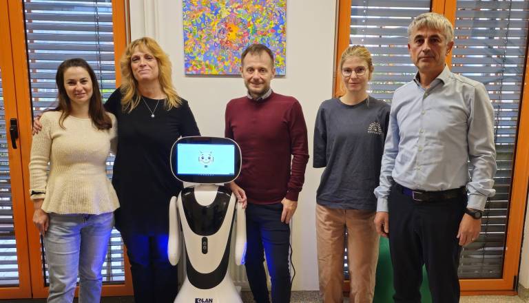 Robot Timo v Ljubljani že izvaja prve treninge, v prihodnje bi lahko pomagal pri samostojnem bivanju