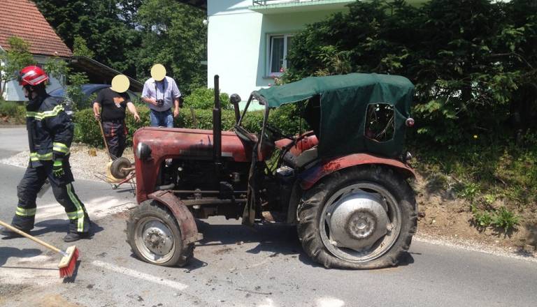 Na Lancovem padec s traktorske prikolice: ena oseba težje poškodovana