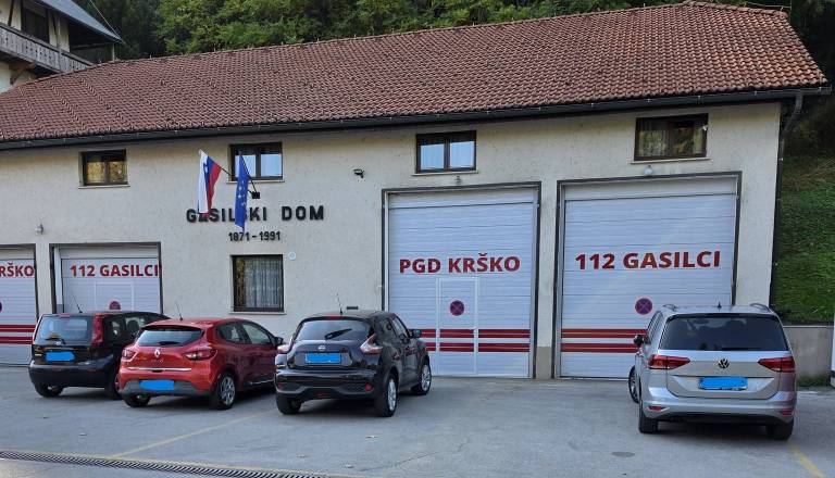 Parkirajo pred garažnimi vrati gasilcev: »Samo za minuto je lahko minuta preveč«