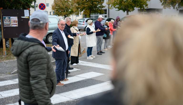 FOTO in VIDEO: V Pesnici z živo verigo pospremili knjige v nov dom, poglejte, kakšna je nova knjižnica