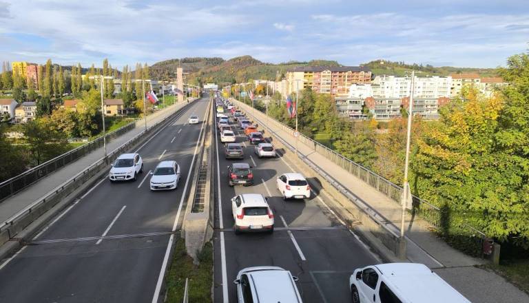Voznik začetnik po Koroškem mostu s 134 kilometri na uro, takšna kazen ga čaka