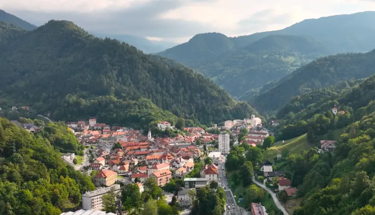 Tržič spreminja parkirni režim: Pri šoli dopoldne brezplačno, pri zdravstvenem domu dve uri