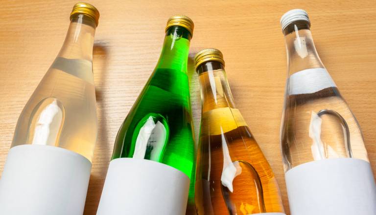 Devet od desetih kupcev bi kupovalo steklenice, a jih na policah skoraj ni