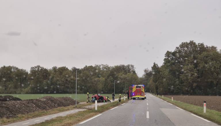 FOTO: Grda nesreča v Murski Soboti, avtomobil obstal na strehi