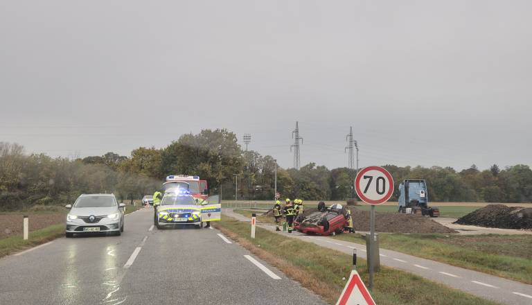 FOTO in VIDEO: Grda nesreča v Murski Soboti, avtomobil obstal na strehi