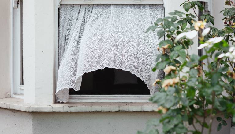 Delate pozimi to napako z okni? Zaradi nje lahko plačujete več za ogrevanje