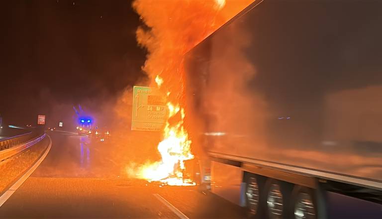 FOTO in VIDEO: Goreče vozilo ohromilo promet na pomurski avtocesti, ta je popolnoma zaprta