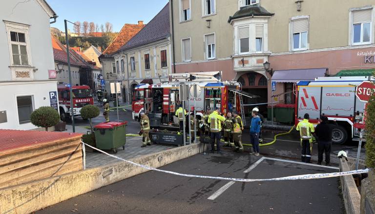 FOTO in VIDEO: Hude posledice nočnega požara na Ptuju, ena oseba življenjsko ogrožena
