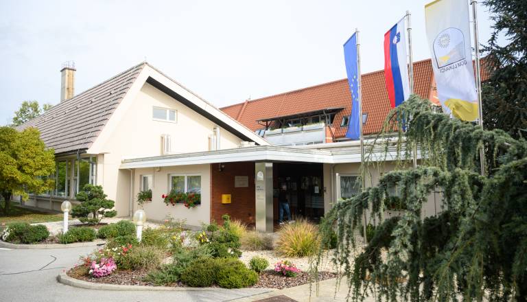 FOTO: V Pomurju odprli nov rehabilitacijski center, ki bo 13 stanovalcem pomagal na poti do samostojnejšega življenja