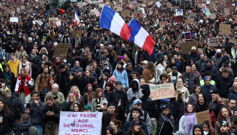 Francijo pretresli množični protesti, na ulicah več kot 400 tisoč ljudi