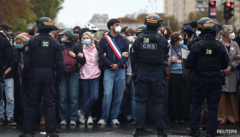 Francijo zajeli množični protesti, na ulice se je podalo več kot 400 tisoč ljudi