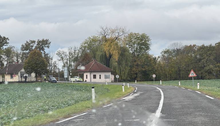 FOTO: Počilo ob mejnem prehodu na Cankovi, promet oviran