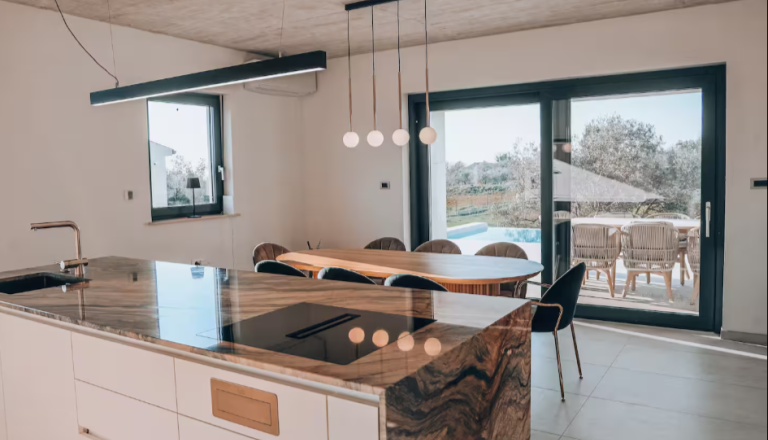 Airbnb spreminja pravila, gostom po novem ne bo več treba pospravljati za seboj