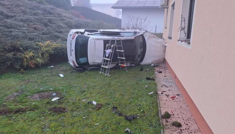Sredi noči v Novem mestu počilo: Avtomobil zapeljal s ceste naravnost v hišo