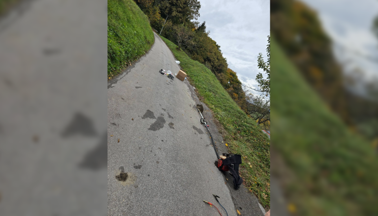 Štajerski voznik s prikolice izgubil skoraj vse, celo registrsko tablico: Za njim ostalo pravo razdejanje