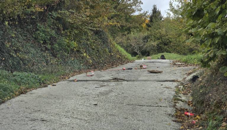 Na Štajerskem iščejo voznika, ki je za seboj pustil pravo razdejanje: Izgubil celo registrsko tablico