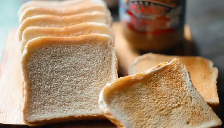 Ste kupili maslen toast? Dve trgovini ga umikata zaradi možne plesni