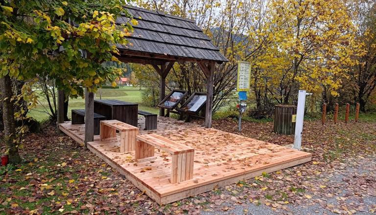 Pri obeležju Juretu Robiču obnovili podest in klopci