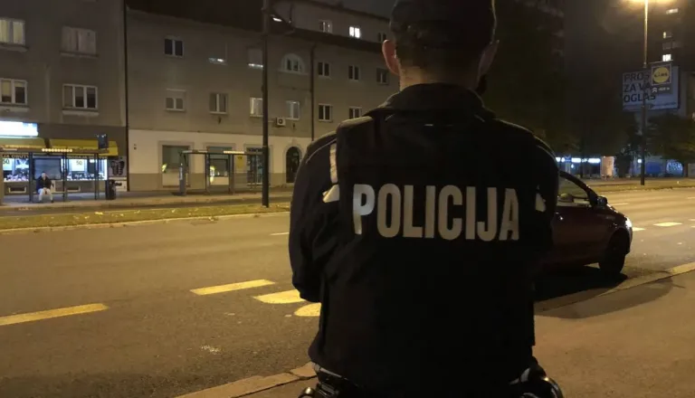 Vandali na Gorenjskem poškodovali štiri avtobusne postaje, policija storilce še išče