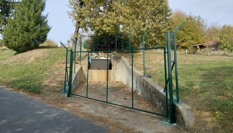 Zaradi neodgovornega odlaganja odpadkov pri pomurskem pokopališču postavili ograjo