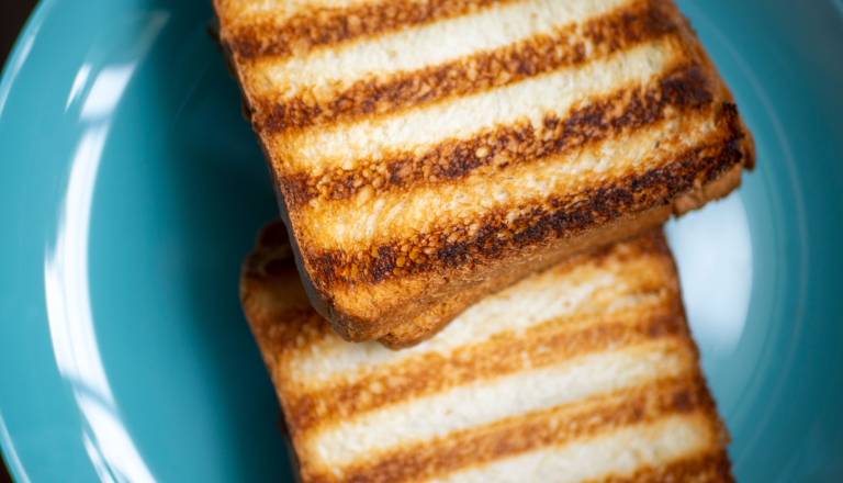 Dve trgovini umikata maslen toast, doma ga nikar ne jejte