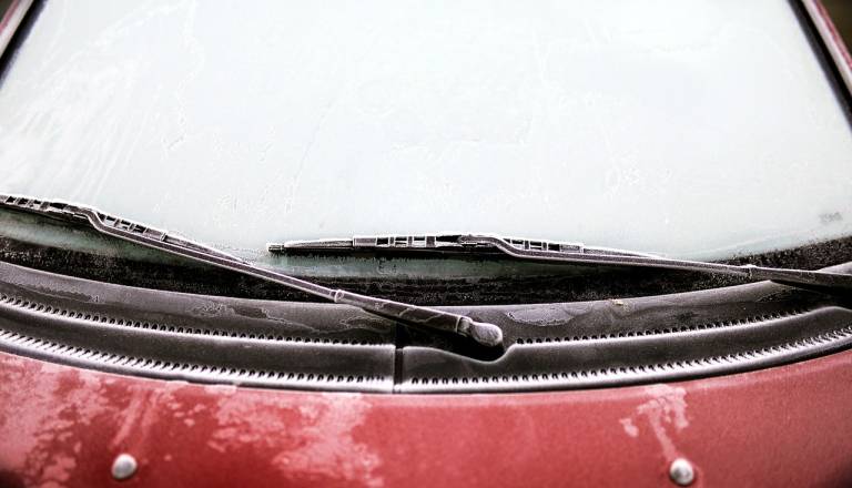 Jutri bodo temperature ponekod padle pod ničlo: Vozniki, te napake nikar ne naredite