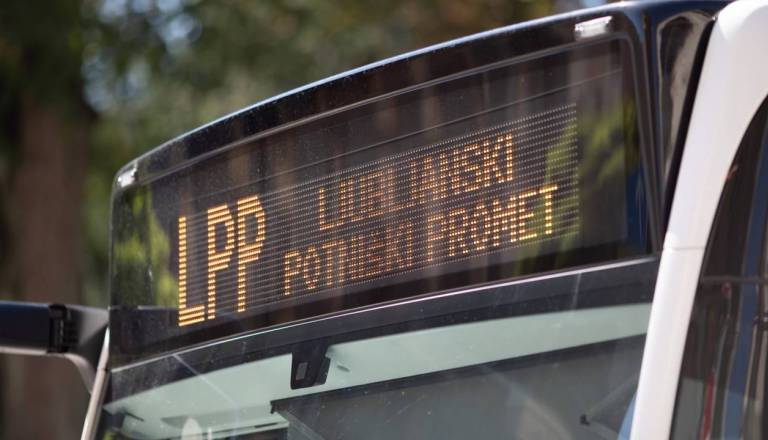 V tem delu mesta avtobusi ustavljajo na prometnem pasu, redarstvo napoveduje nadzor
