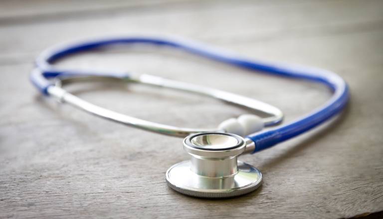 Napačna diagnoza raka je žensko pustila brez želodca, zdravnici grozi zapor