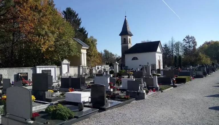Koliko stane pogreb na Gorenjskem? Primerjali smo cenike šestih občin