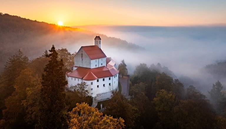 Novi prehodi, klančina in dodatna dela zvišali stroške prenove Gradu Pišece