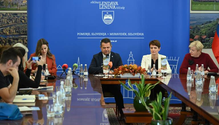 FOTO: Nova gibanica osvaja Prekmurje, zanimanje tako veliko, da komaj sledijo povpraševanju
