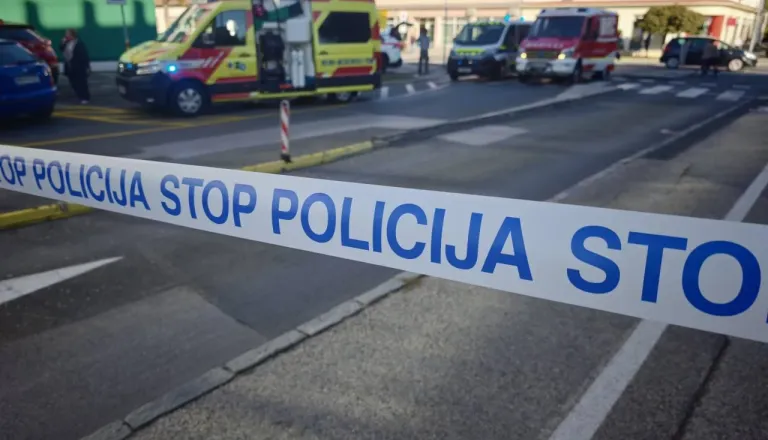 Prometna nesreča pri Trebnjem. Gasilci iz vozila rešili poškodovano osebo, dve osebi prepeljali v bolnišnico
