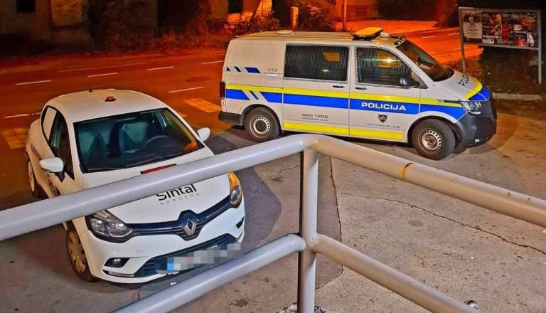 Policija potrdila rop trgovine na Gorenjskem: Zamaskirana moška s pištolama zahtevala denar, storilca še na begu