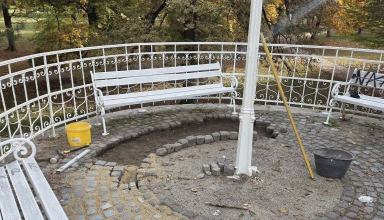 Vandalizem v mariborskem Mestnem parku: Na Rožnem griču že odpravljajo škodo