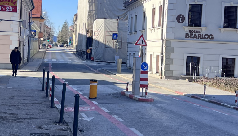 Središče Kočevja kmalu odprto za dvosmerni promet. Kdaj in za koliko časa?