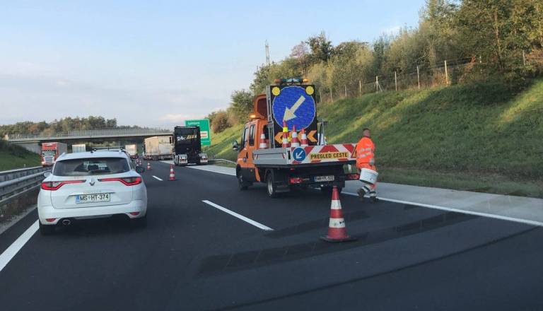 Nesreča na mariborski obvoznici! Trčila tovornjak in motorist, nastal je zastoj