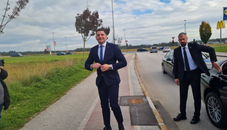 VIDEO: Stevanović v ostrem nastopu pred novinarji zanika zlorabo funkcije, primer bo preverila komisija