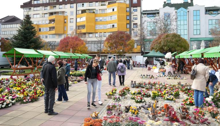 FOTO: Pred dnevom spomina na mrtve soboška tržnica in Trg kulture v znamenju cvetja in sveč