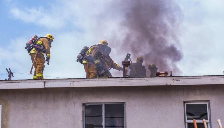15-letnik v delavnici rokoval z bencinom, izbruhnil je požar