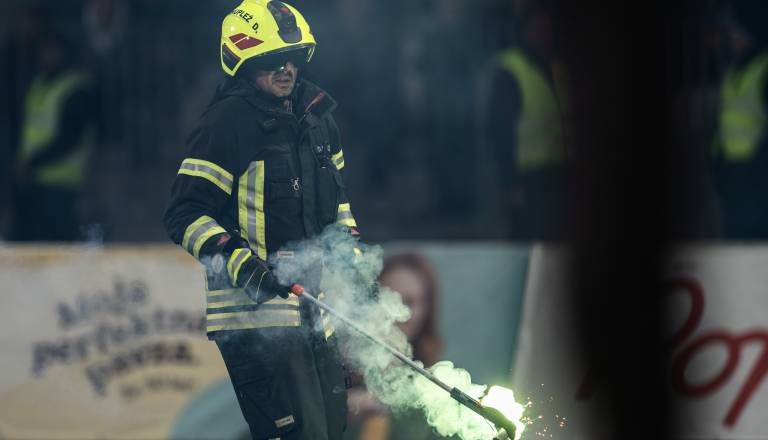 FOTO: Razdejanje v Ljudskem vrtu: Gostujoči navijači nad stole, ograjo in sanitarije, škode za več tisoč evrov