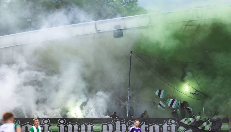 FOTO: Ljubljančani v Ljudskem vrtu nad stole, ograjo in sanitarije, škode za več tisoč evrov