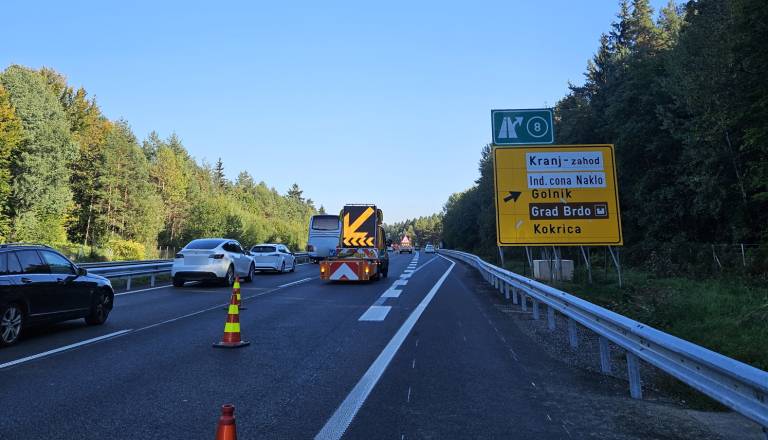 Na gorenjski avtocesti trčil v ograjo, policija išče voznika modrega avtomobila