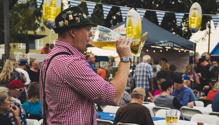 Oktoberfest podrl rekord: obiskovalci popili 6,7 milijona litrov piva